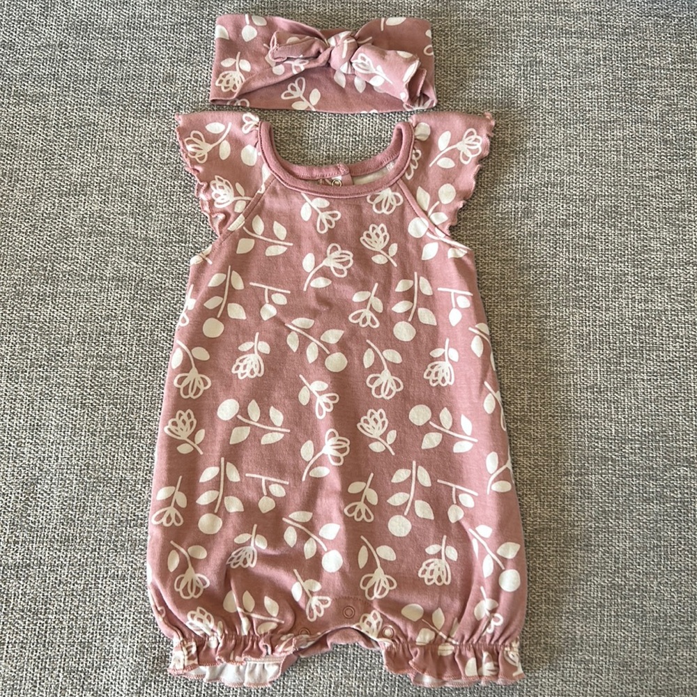 Gerber baby romper with matching headband. Never worn. Size 6-9 mo